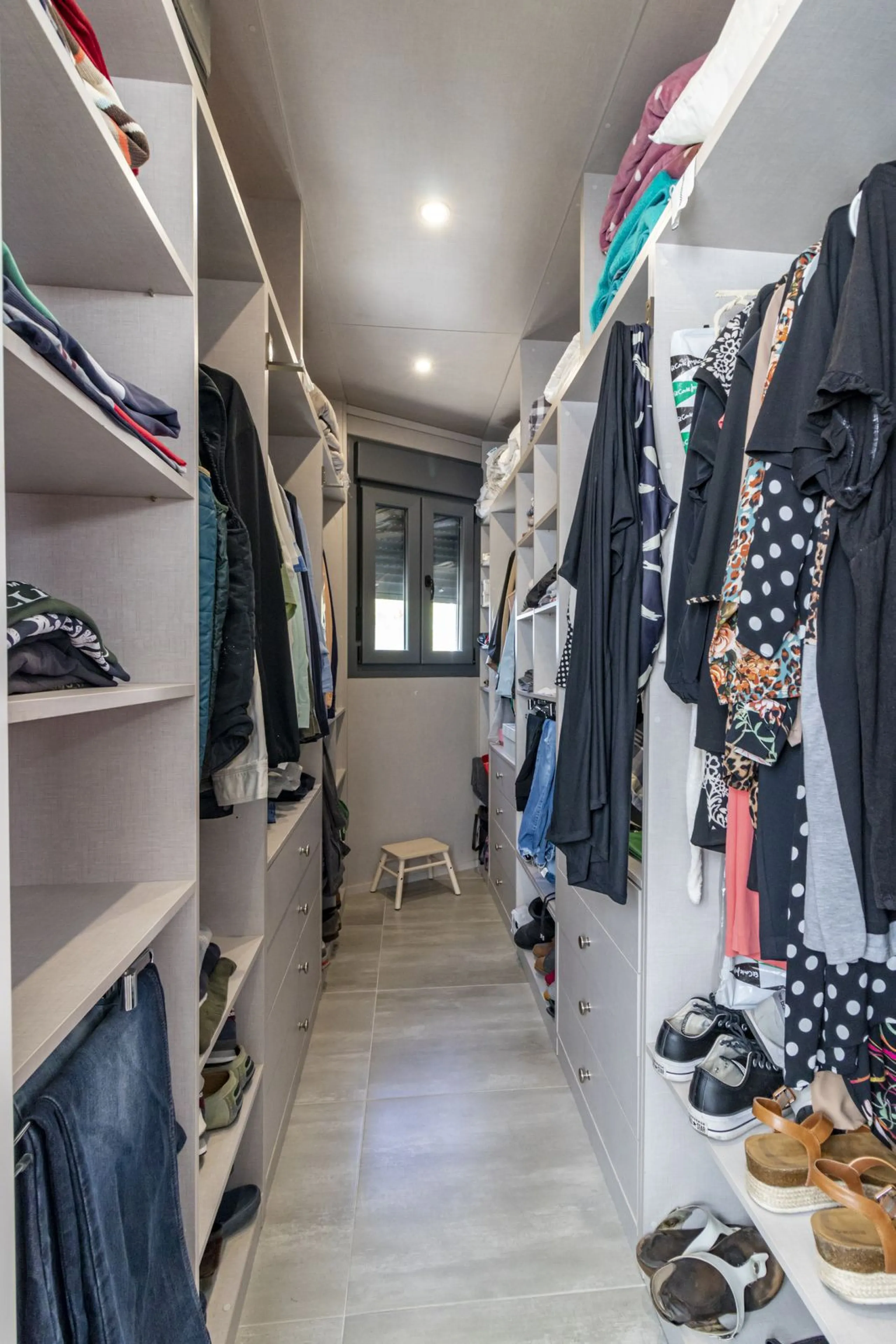 Fantastic semi-detached house with private pool in the middle of San Pedro Alcantara within walking distance to all shops, cafes, restaurants and bars close to the urbanisation.