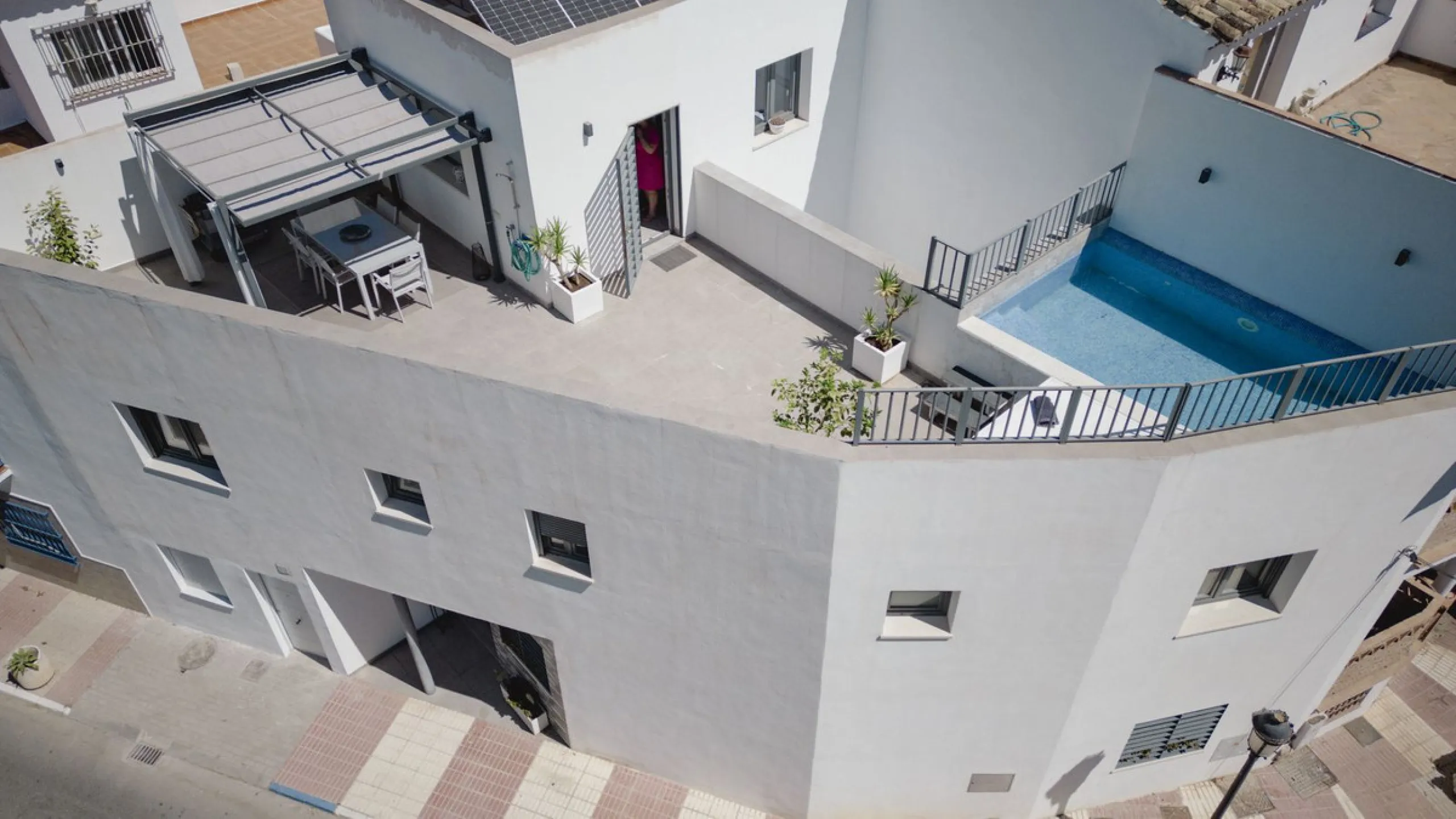 Fantastic semi-detached house with private pool in the middle of San Pedro Alcantara within walking distance to all shops, cafes, restaurants and bars close to the urbanisation.