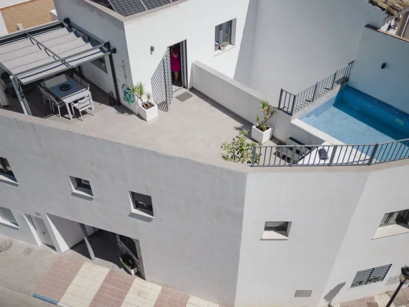 Fantastic semi-detached house with private pool in the middle of San Pedro Alcantara within walking distance to all shops, cafes, restaurants and bars close to the urbanisation.