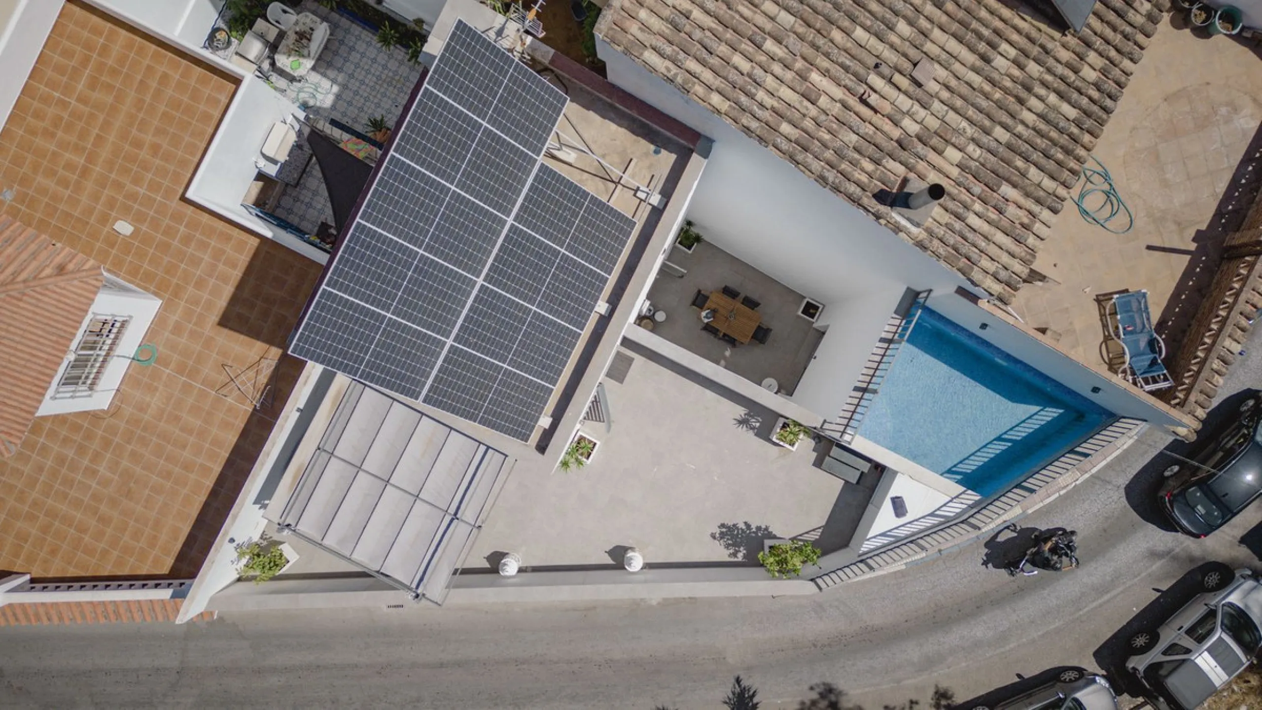 Fantastic semi-detached house with private pool in the middle of San Pedro Alcantara within walking distance to all shops, cafes, restaurants and bars close to the urbanisation.