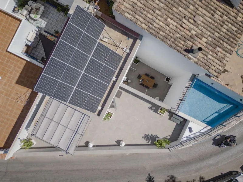 Fantastic semi-detached house with private pool in the middle of San Pedro Alcantara within walking distance to all shops, cafes, restaurants and bars close to the urbanisation.