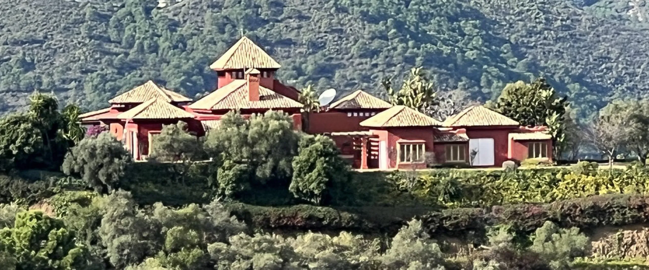 Unique hill top villa with 360 degree views