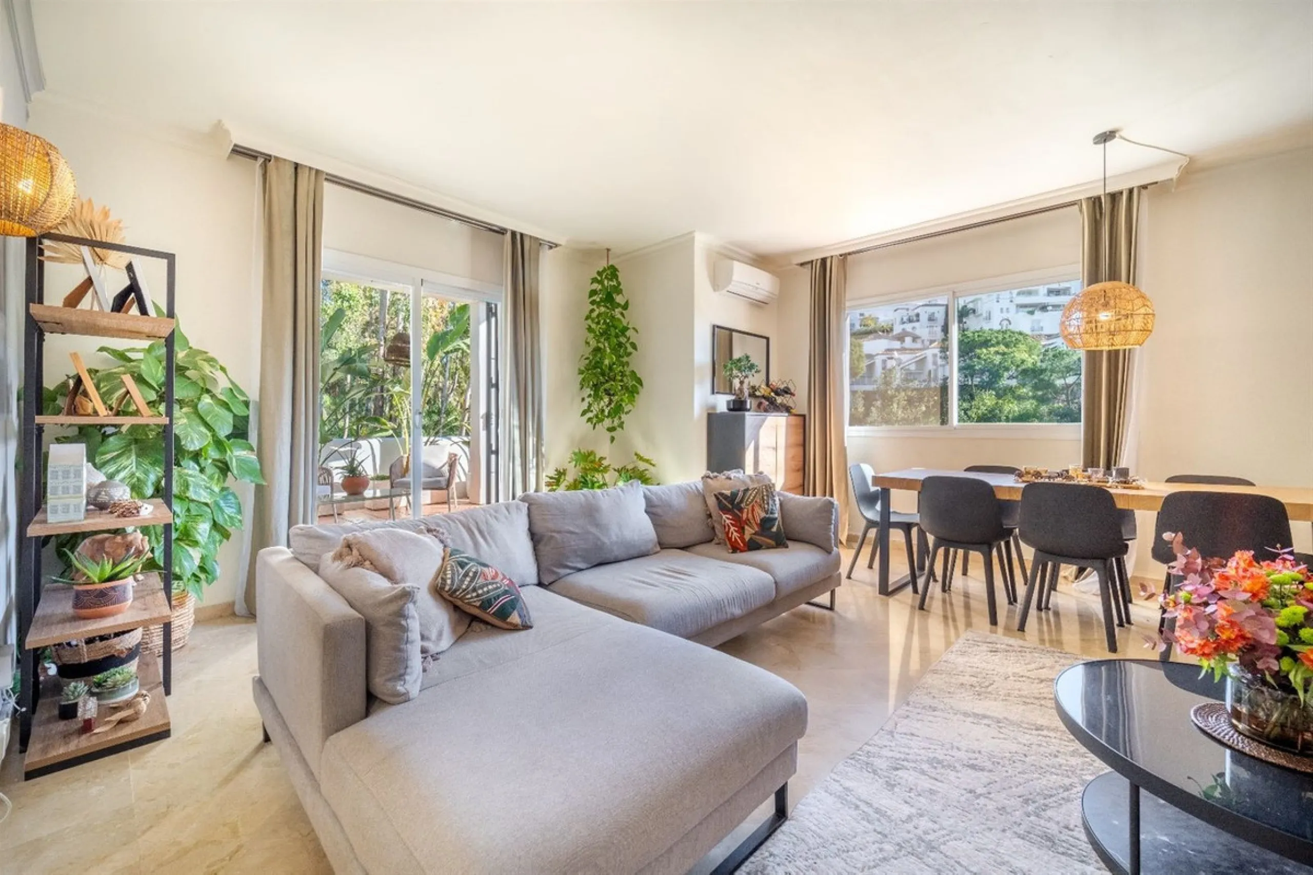 Step into this well kept two level, 3 bedroom, 2.5 bathroom duplex apartment in the exclusive La Quinta area of Benahavis, a true gem offering comfort, privacy, but still with scope for improvement. This well established, gated urbanisation is frontline g
