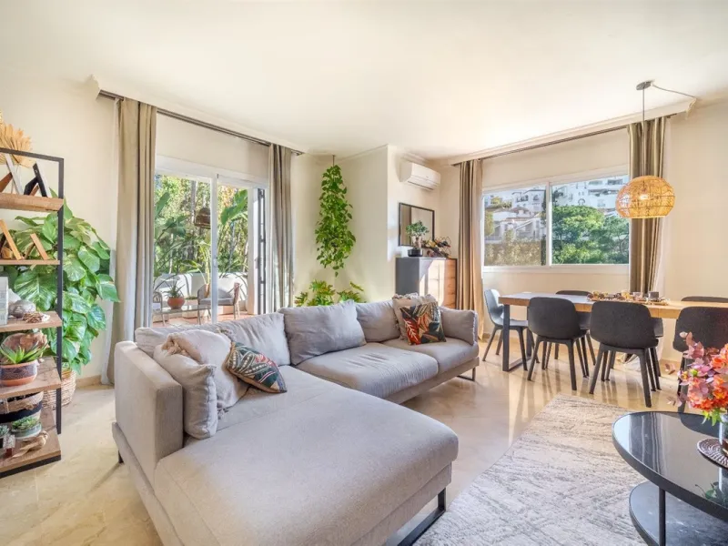 Step into this well kept two level, 3 bedroom, 2.5 bathroom duplex apartment in the exclusive La Quinta area of Benahavis, a true gem offering comfort, privacy, but still with scope for improvement. This well established, gated urbanisation is frontline g