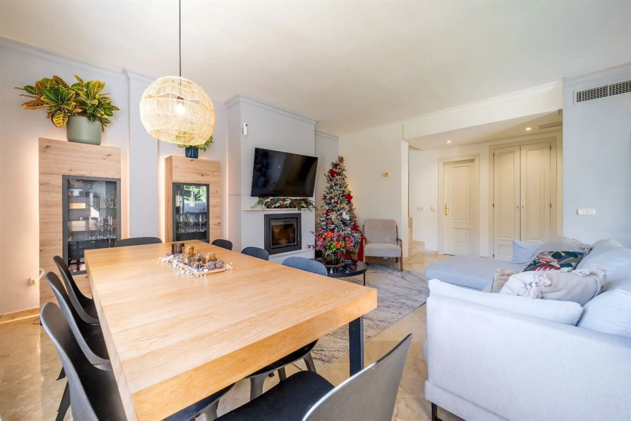 Step into this well kept two level, 3 bedroom, 2.5 bathroom duplex apartment in the exclusive La Quinta area of Benahavis, a true gem offering comfort, privacy, but still with scope for improvement. This well established, gated urbanisation is frontline g