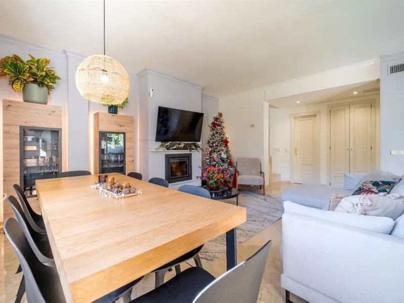 Step into this well kept two level, 3 bedroom, 2.5 bathroom duplex apartment in the exclusive La Quinta area of Benahavis, a true gem offering comfort, privacy, but still with scope for improvement. This well established, gated urbanisation is frontline g