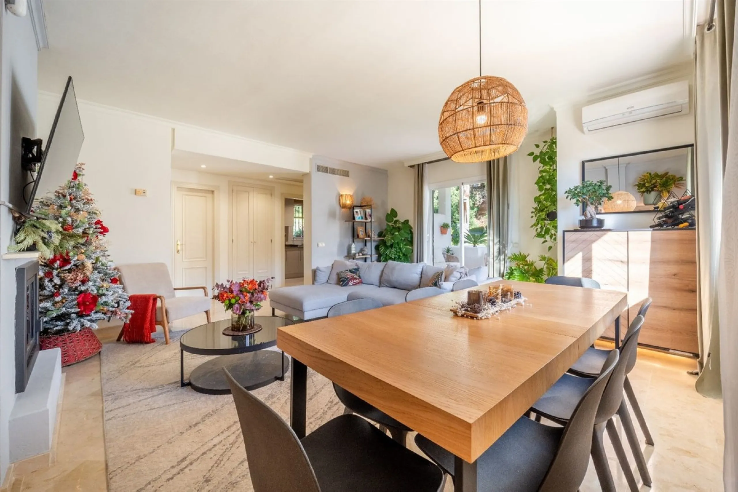 Step into this well kept two level, 3 bedroom, 2.5 bathroom duplex apartment in the exclusive La Quinta area of Benahavis, a true gem offering comfort, privacy, but still with scope for improvement. This well established, gated urbanisation is frontline g