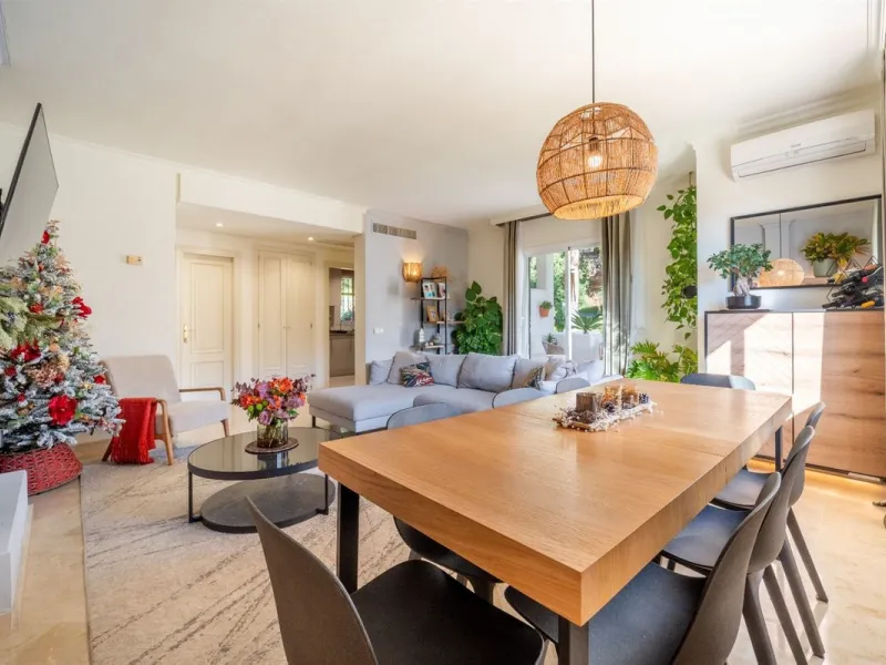 Step into this well kept two level, 3 bedroom, 2.5 bathroom duplex apartment in the exclusive La Quinta area of Benahavis, a true gem offering comfort, privacy, but still with scope for improvement. This well established, gated urbanisation is frontline g
