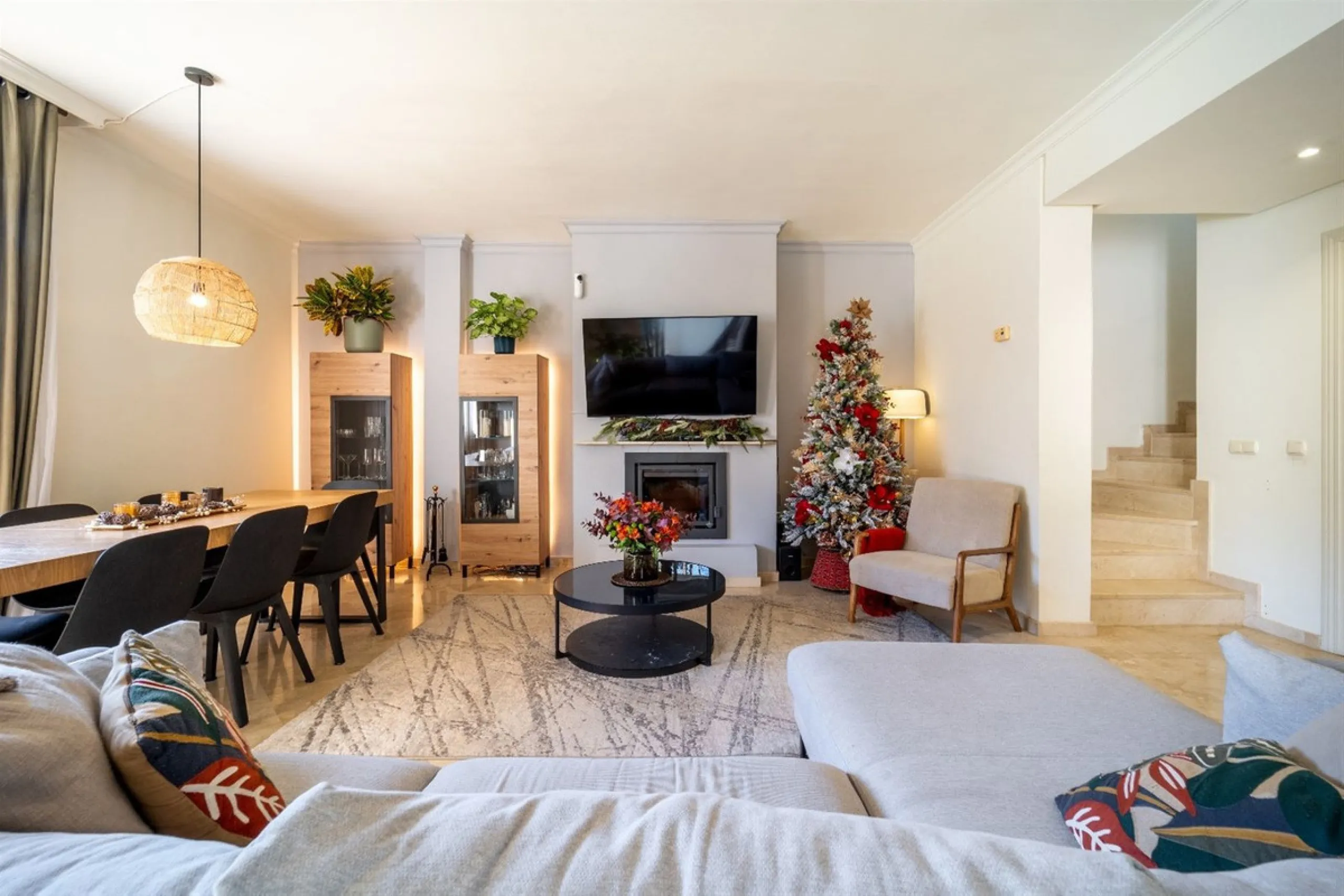 Step into this well kept two level, 3 bedroom, 2.5 bathroom duplex apartment in the exclusive La Quinta area of Benahavis, a true gem offering comfort, privacy, but still with scope for improvement. This well established, gated urbanisation is frontline g
