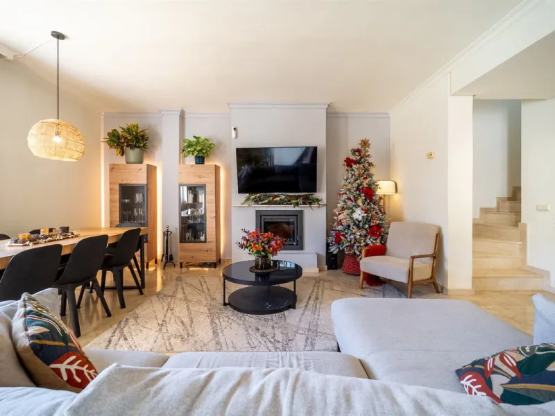 Step into this well kept two level, 3 bedroom, 2.5 bathroom duplex apartment in the exclusive La Quinta area of Benahavis, a true gem offering comfort, privacy, but still with scope for improvement. This well established, gated urbanisation is frontline g