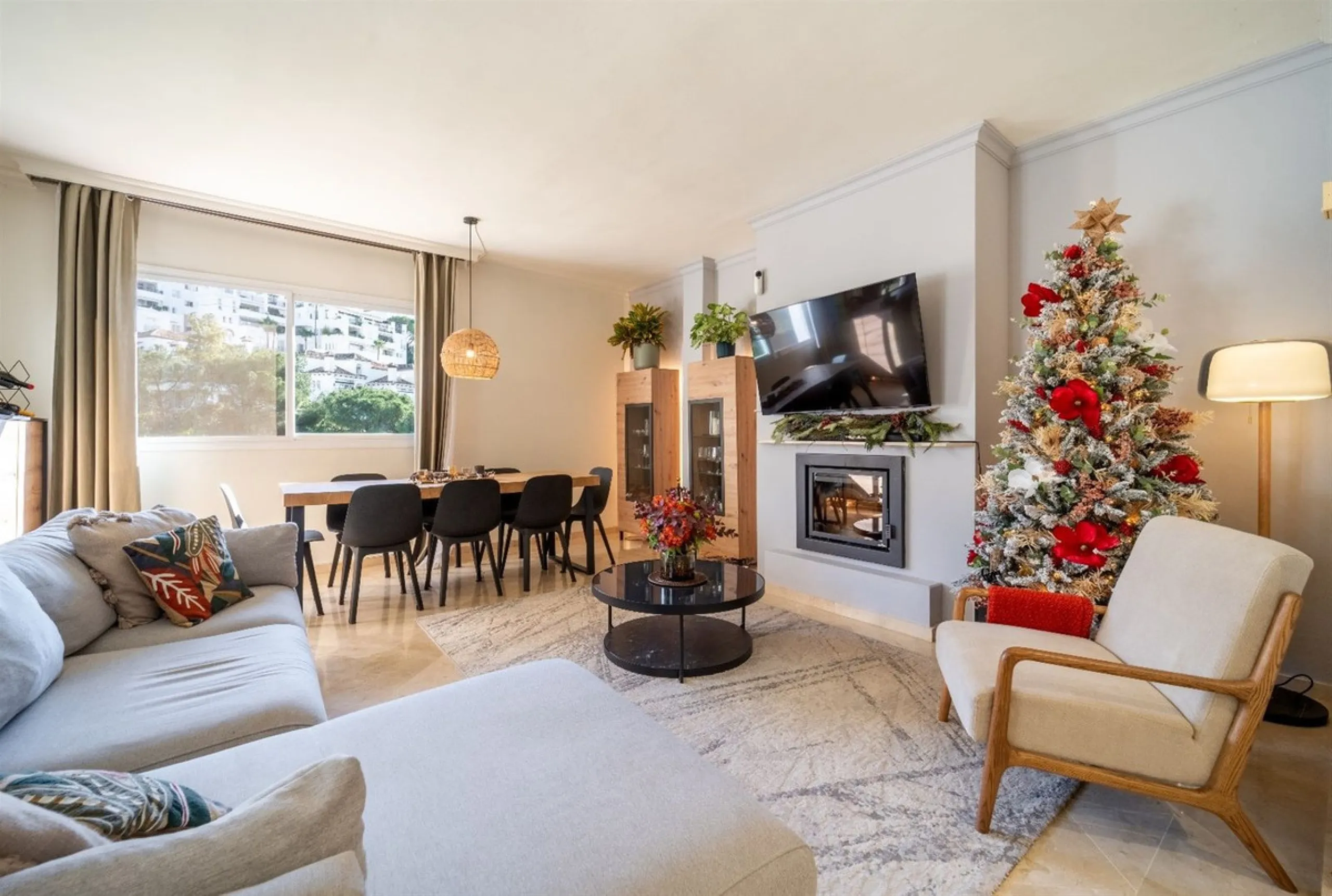 Step into this well kept two level, 3 bedroom, 2.5 bathroom duplex apartment in the exclusive La Quinta area of Benahavis, a true gem offering comfort, privacy, but still with scope for improvement. This well established, gated urbanisation is frontline g