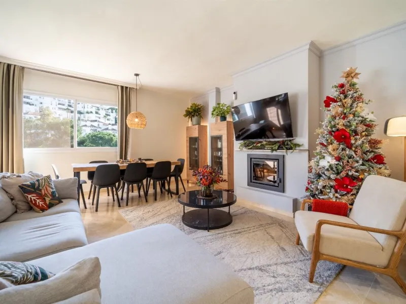 Step into this well kept two level, 3 bedroom, 2.5 bathroom duplex apartment in the exclusive La Quinta area of Benahavis, a true gem offering comfort, privacy, but still with scope for improvement. This well established, gated urbanisation is frontline g