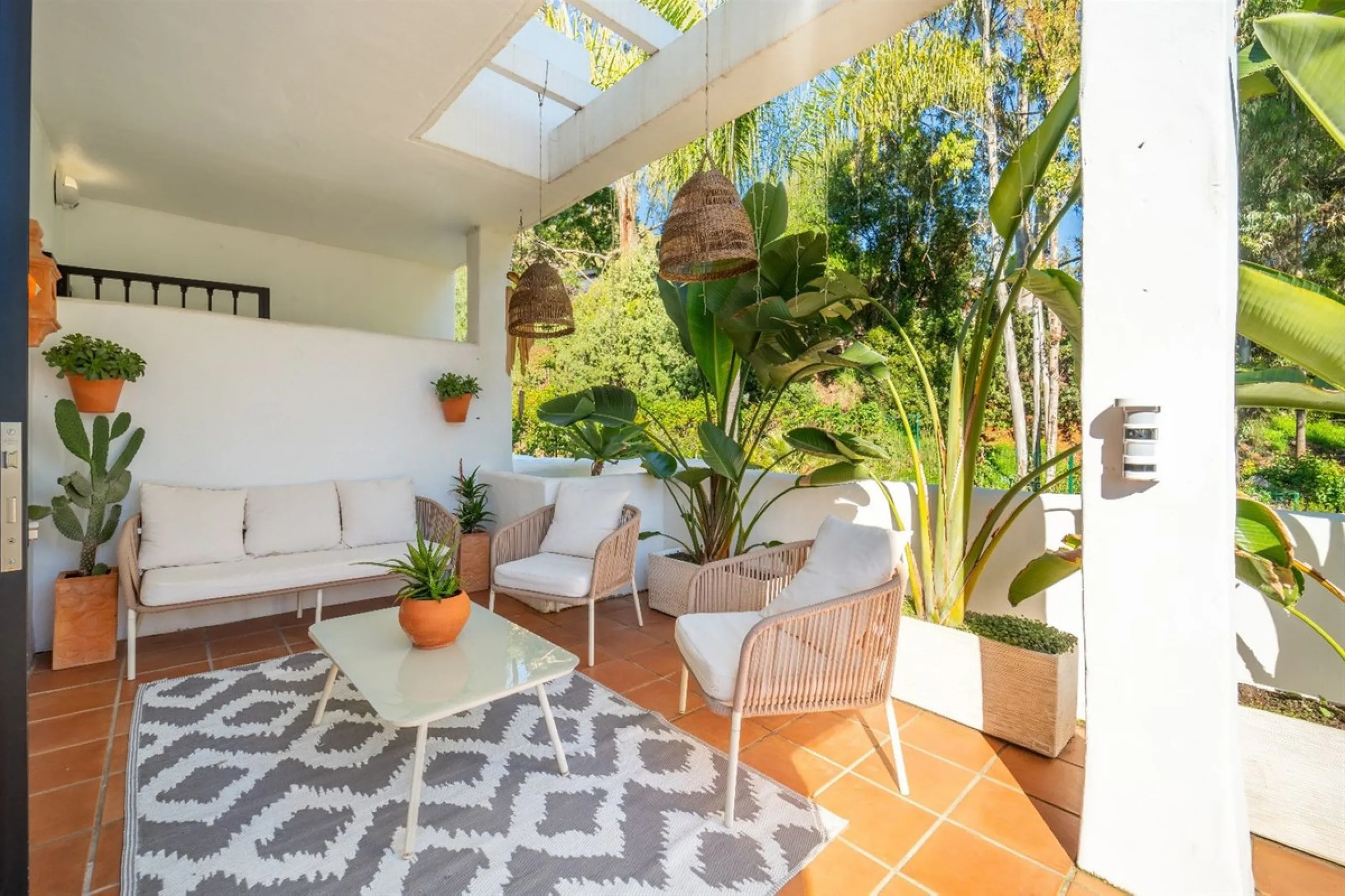 Step into this well kept two level, 3 bedroom, 2.5 bathroom duplex apartment in the exclusive La Quinta area of Benahavis, a true gem offering comfort, privacy, but still with scope for improvement. This well established, gated urbanisation is frontline g