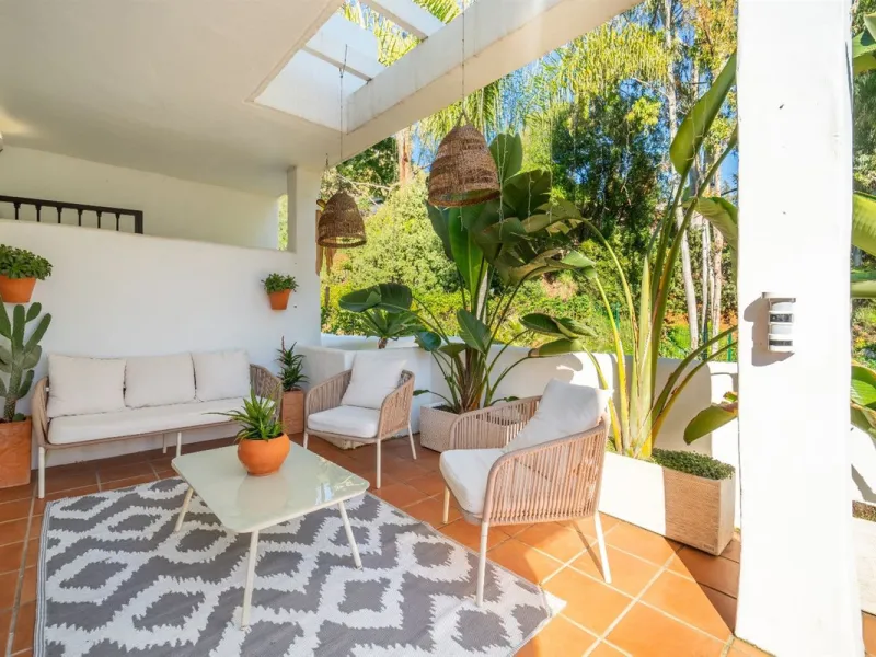 Step into this well kept two level, 3 bedroom, 2.5 bathroom duplex apartment in the exclusive La Quinta area of Benahavis, a true gem offering comfort, privacy, but still with scope for improvement. This well established, gated urbanisation is frontline g