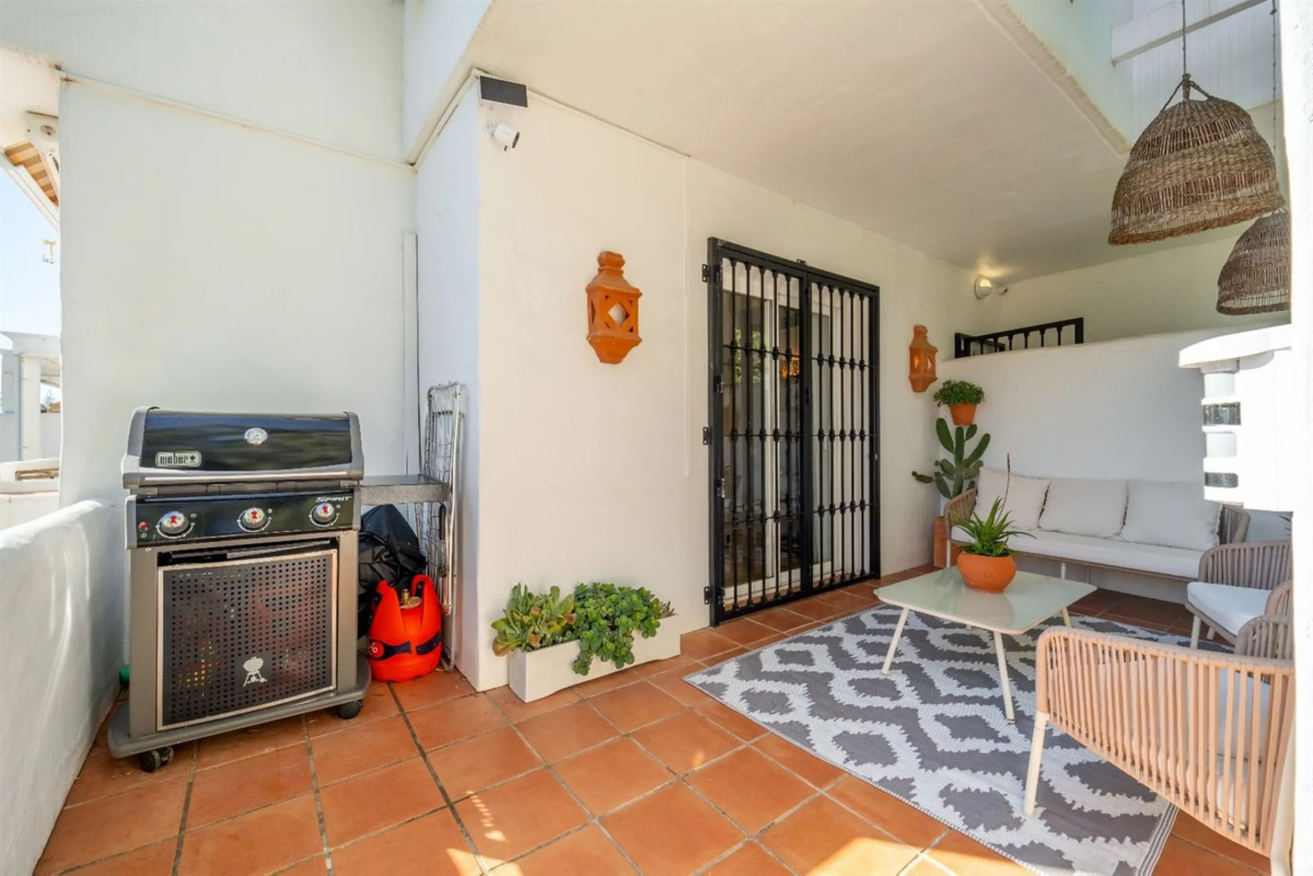 Step into this well kept two level, 3 bedroom, 2.5 bathroom duplex apartment in the exclusive La Quinta area of Benahavis, a true gem offering comfort, privacy, but still with scope for improvement. This well established, gated urbanisation is frontline g