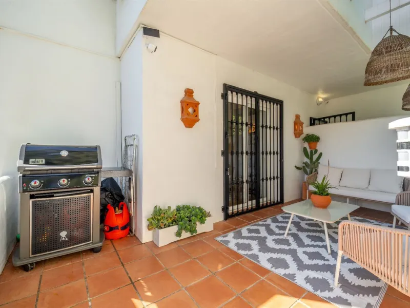 Step into this well kept two level, 3 bedroom, 2.5 bathroom duplex apartment in the exclusive La Quinta area of Benahavis, a true gem offering comfort, privacy, but still with scope for improvement. This well established, gated urbanisation is frontline g
