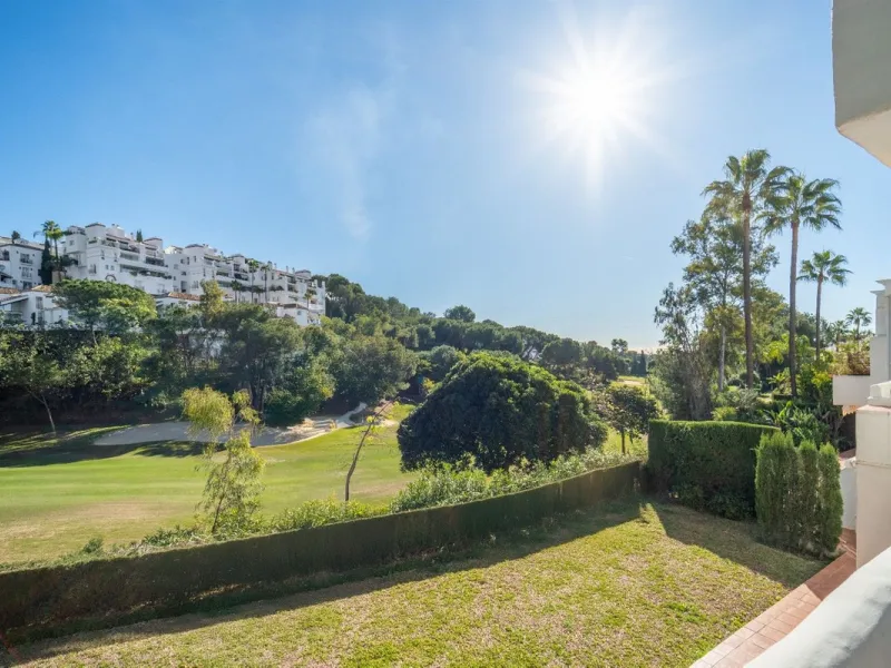 Step into this well kept two level, 3 bedroom, 2.5 bathroom duplex apartment in the exclusive La Quinta area of Benahavis, a true gem offering comfort, privacy, but still with scope for improvement. This well established, gated urbanisation is frontline g