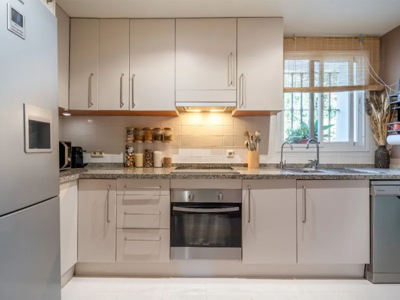 Step into this well kept two level, 3 bedroom, 2.5 bathroom duplex apartment in the exclusive La Quinta area of Benahavis, a true gem offering comfort, privacy, but still with scope for improvement. This well established, gated urbanisation is frontline g