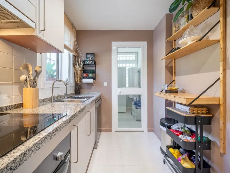 Step into this well kept two level, 3 bedroom, 2.5 bathroom duplex apartment in the exclusive La Quinta area of Benahavis, a true gem offering comfort, privacy, but still with scope for improvement. This well established, gated urbanisation is frontline g