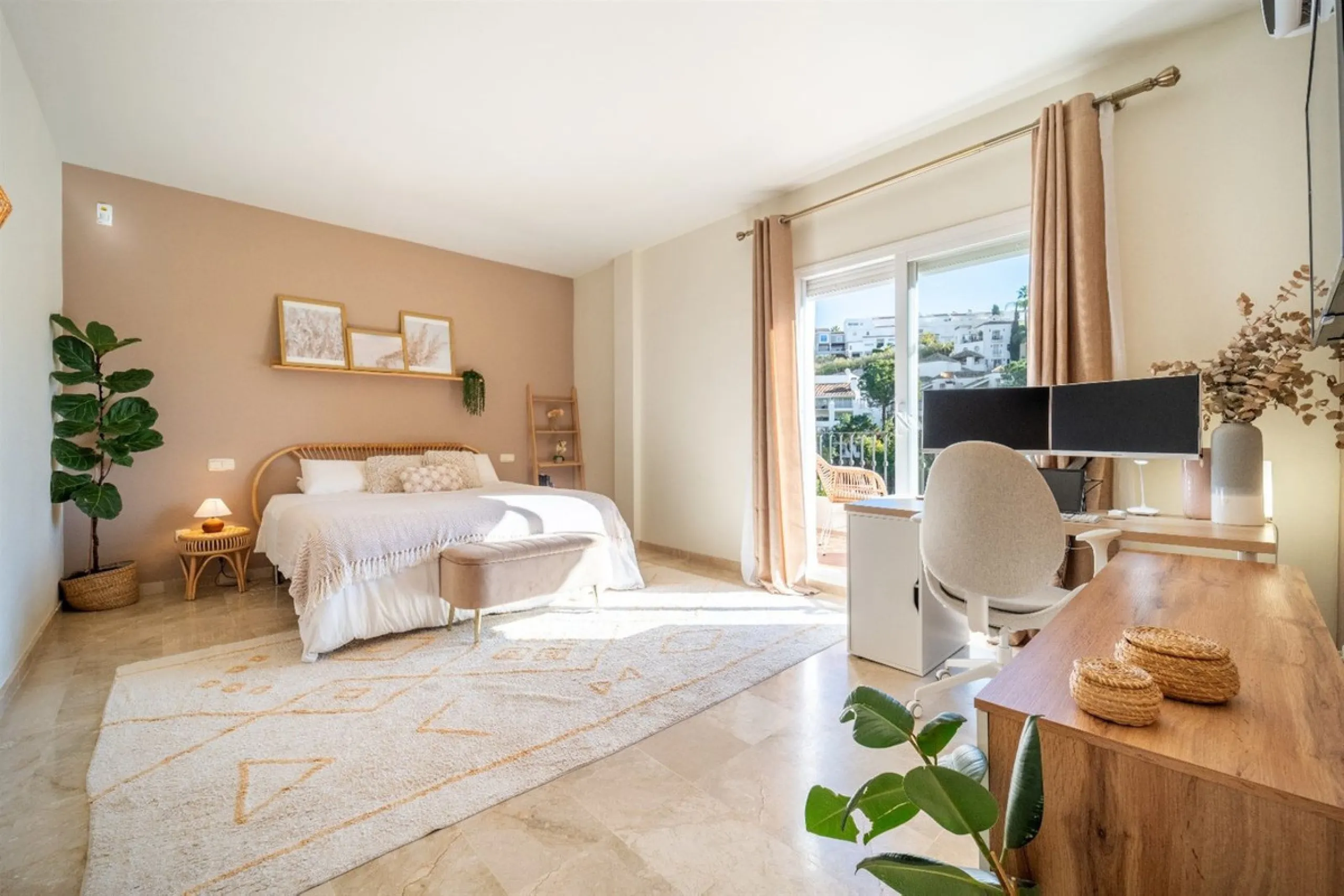 Step into this well kept two level, 3 bedroom, 2.5 bathroom duplex apartment in the exclusive La Quinta area of Benahavis, a true gem offering comfort, privacy, but still with scope for improvement. This well established, gated urbanisation is frontline g