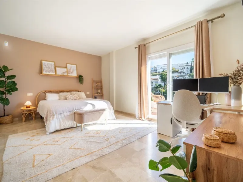 Step into this well kept two level, 3 bedroom, 2.5 bathroom duplex apartment in the exclusive La Quinta area of Benahavis, a true gem offering comfort, privacy, but still with scope for improvement. This well established, gated urbanisation is frontline g