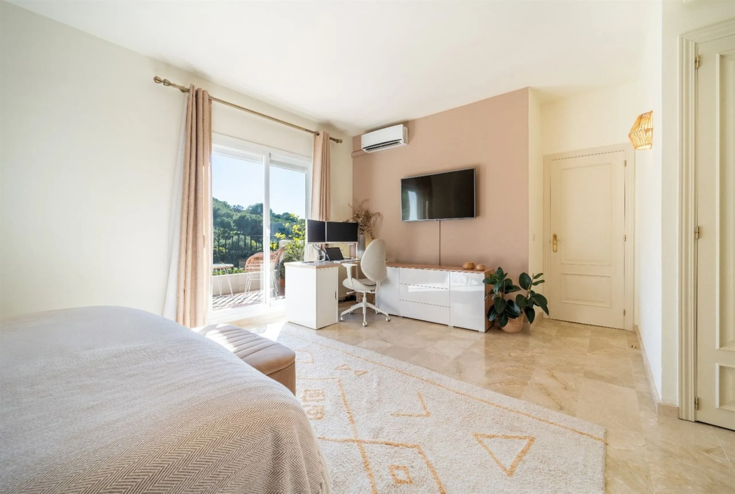Step into this well kept two level, 3 bedroom, 2.5 bathroom duplex apartment in the exclusive La Quinta area of Benahavis, a true gem offering comfort, privacy, but still with scope for improvement. This well established, gated urbanisation is frontline g