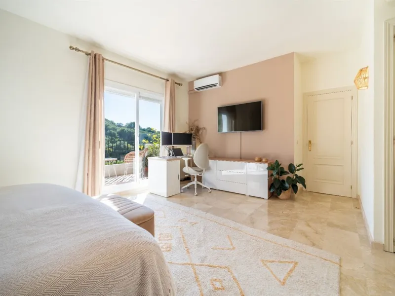Step into this well kept two level, 3 bedroom, 2.5 bathroom duplex apartment in the exclusive La Quinta area of Benahavis, a true gem offering comfort, privacy, but still with scope for improvement. This well established, gated urbanisation is frontline g
