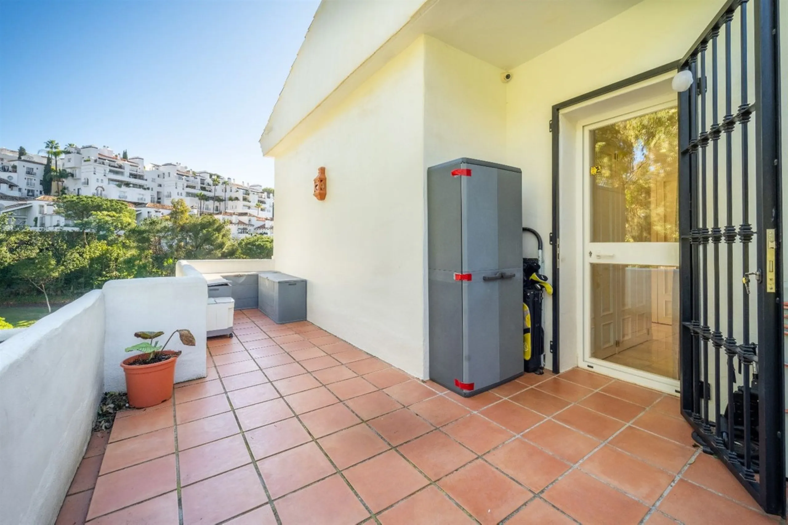 Step into this well kept two level, 3 bedroom, 2.5 bathroom duplex apartment in the exclusive La Quinta area of Benahavis, a true gem offering comfort, privacy, but still with scope for improvement. This well established, gated urbanisation is frontline g
