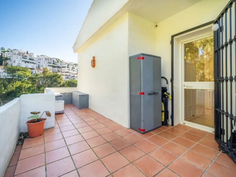 Step into this well kept two level, 3 bedroom, 2.5 bathroom duplex apartment in the exclusive La Quinta area of Benahavis, a true gem offering comfort, privacy, but still with scope for improvement. This well established, gated urbanisation is frontline g