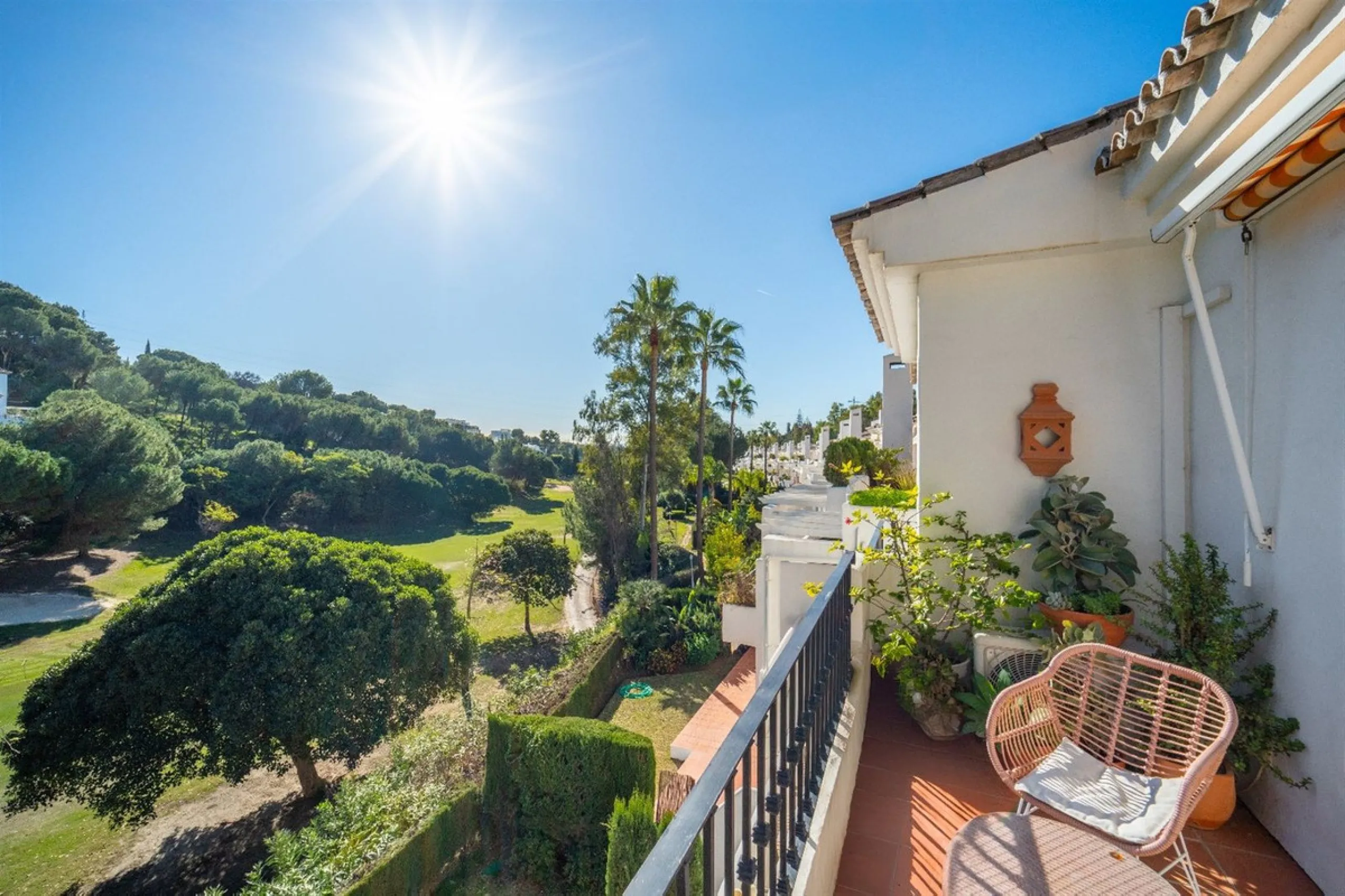 Step into this well kept two level, 3 bedroom, 2.5 bathroom duplex apartment in the exclusive La Quinta area of Benahavis, a true gem offering comfort, privacy, but still with scope for improvement. This well established, gated urbanisation is frontline g