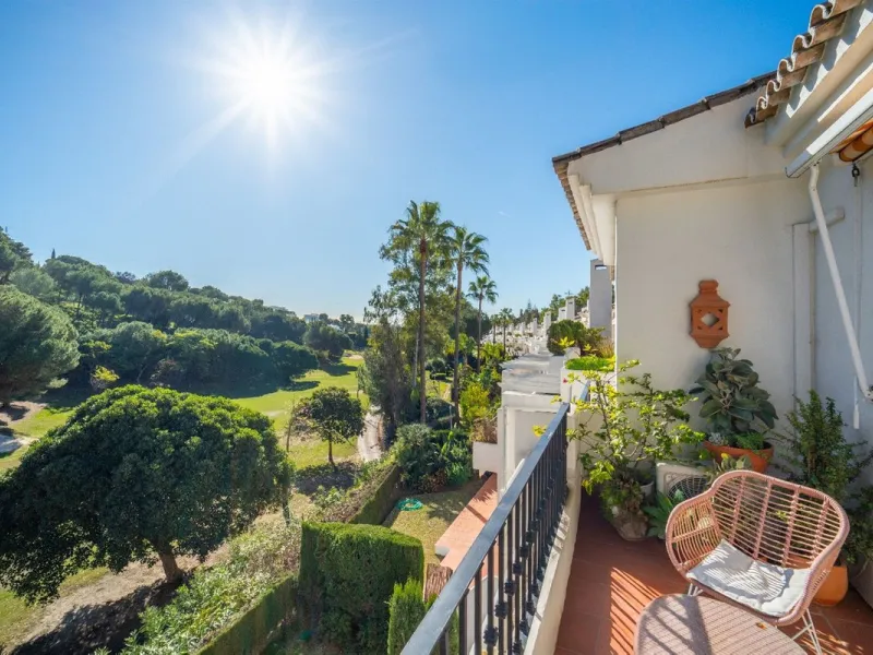 Step into this well kept two level, 3 bedroom, 2.5 bathroom duplex apartment in the exclusive La Quinta area of Benahavis, a true gem offering comfort, privacy, but still with scope for improvement. This well established, gated urbanisation is frontline g