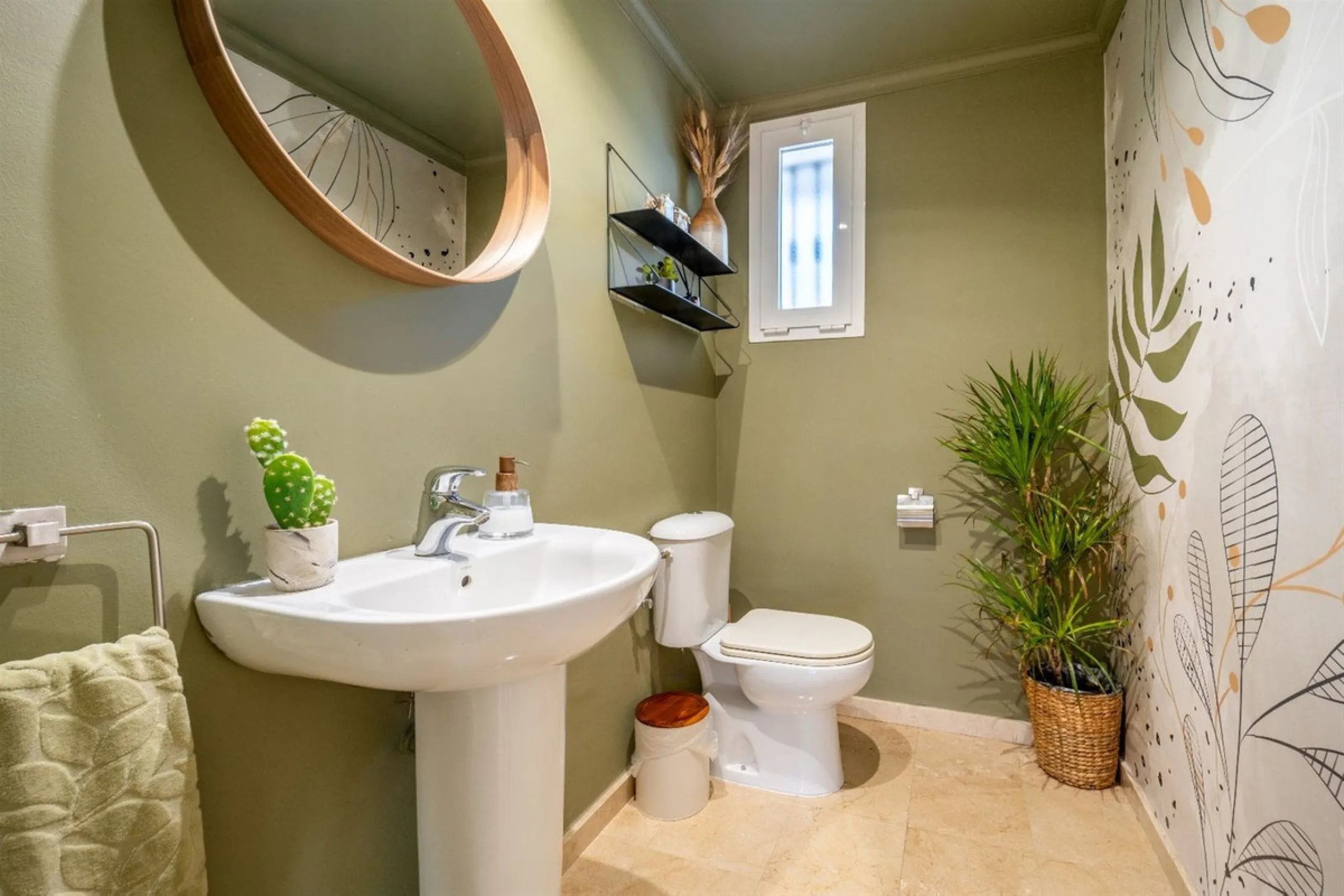 Step into this well kept two level, 3 bedroom, 2.5 bathroom duplex apartment in the exclusive La Quinta area of Benahavis, a true gem offering comfort, privacy, but still with scope for improvement. This well established, gated urbanisation is frontline g