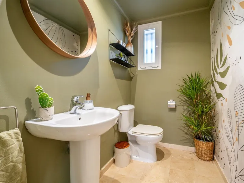 Step into this well kept two level, 3 bedroom, 2.5 bathroom duplex apartment in the exclusive La Quinta area of Benahavis, a true gem offering comfort, privacy, but still with scope for improvement. This well established, gated urbanisation is frontline g