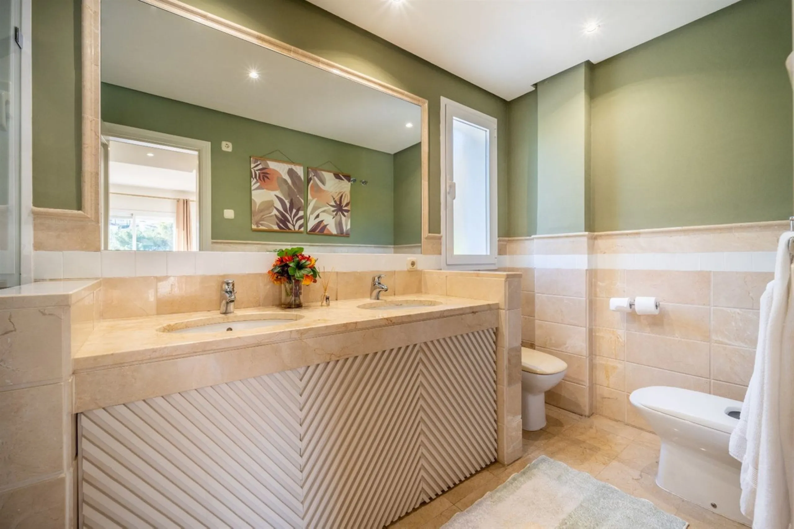 Step into this well kept two level, 3 bedroom, 2.5 bathroom duplex apartment in the exclusive La Quinta area of Benahavis, a true gem offering comfort, privacy, but still with scope for improvement. This well established, gated urbanisation is frontline g