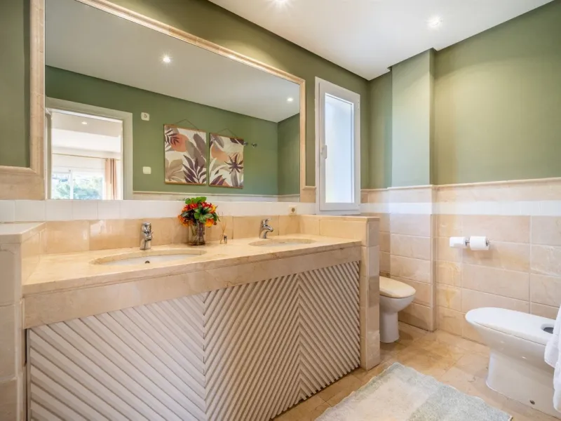 Step into this well kept two level, 3 bedroom, 2.5 bathroom duplex apartment in the exclusive La Quinta area of Benahavis, a true gem offering comfort, privacy, but still with scope for improvement. This well established, gated urbanisation is frontline g