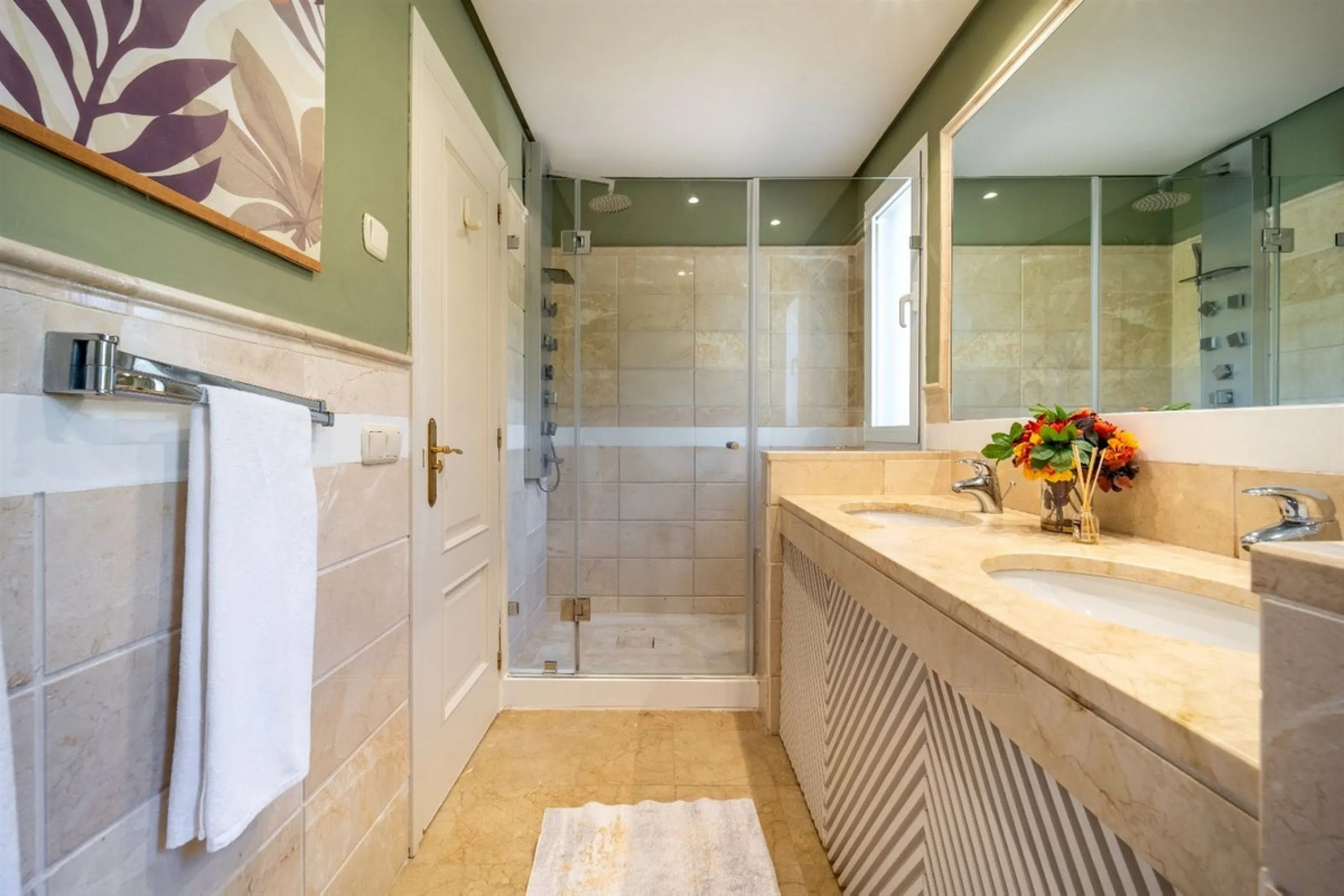 Step into this well kept two level, 3 bedroom, 2.5 bathroom duplex apartment in the exclusive La Quinta area of Benahavis, a true gem offering comfort, privacy, but still with scope for improvement. This well established, gated urbanisation is frontline g