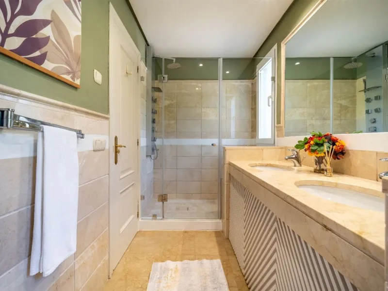 Step into this well kept two level, 3 bedroom, 2.5 bathroom duplex apartment in the exclusive La Quinta area of Benahavis, a true gem offering comfort, privacy, but still with scope for improvement. This well established, gated urbanisation is frontline g