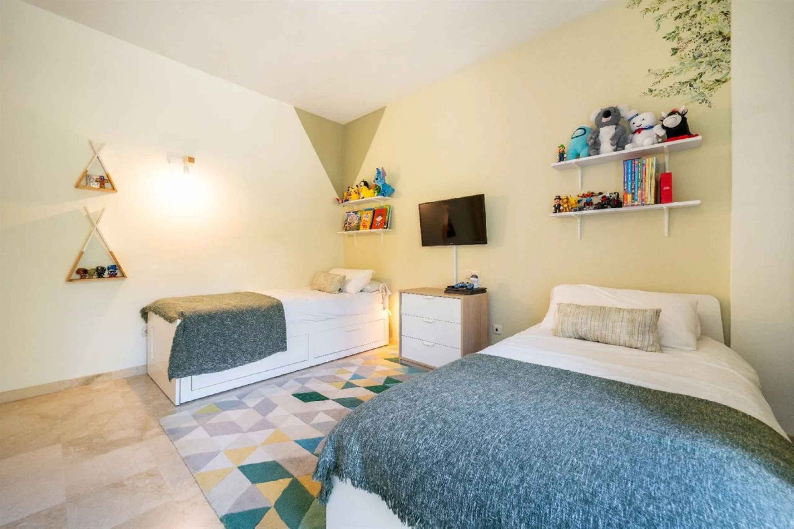 Step into this well kept two level, 3 bedroom, 2.5 bathroom duplex apartment in the exclusive La Quinta area of Benahavis, a true gem offering comfort, privacy, but still with scope for improvement. This well established, gated urbanisation is frontline g
