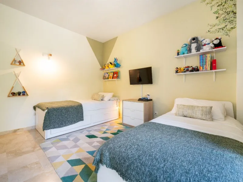 Step into this well kept two level, 3 bedroom, 2.5 bathroom duplex apartment in the exclusive La Quinta area of Benahavis, a true gem offering comfort, privacy, but still with scope for improvement. This well established, gated urbanisation is frontline g