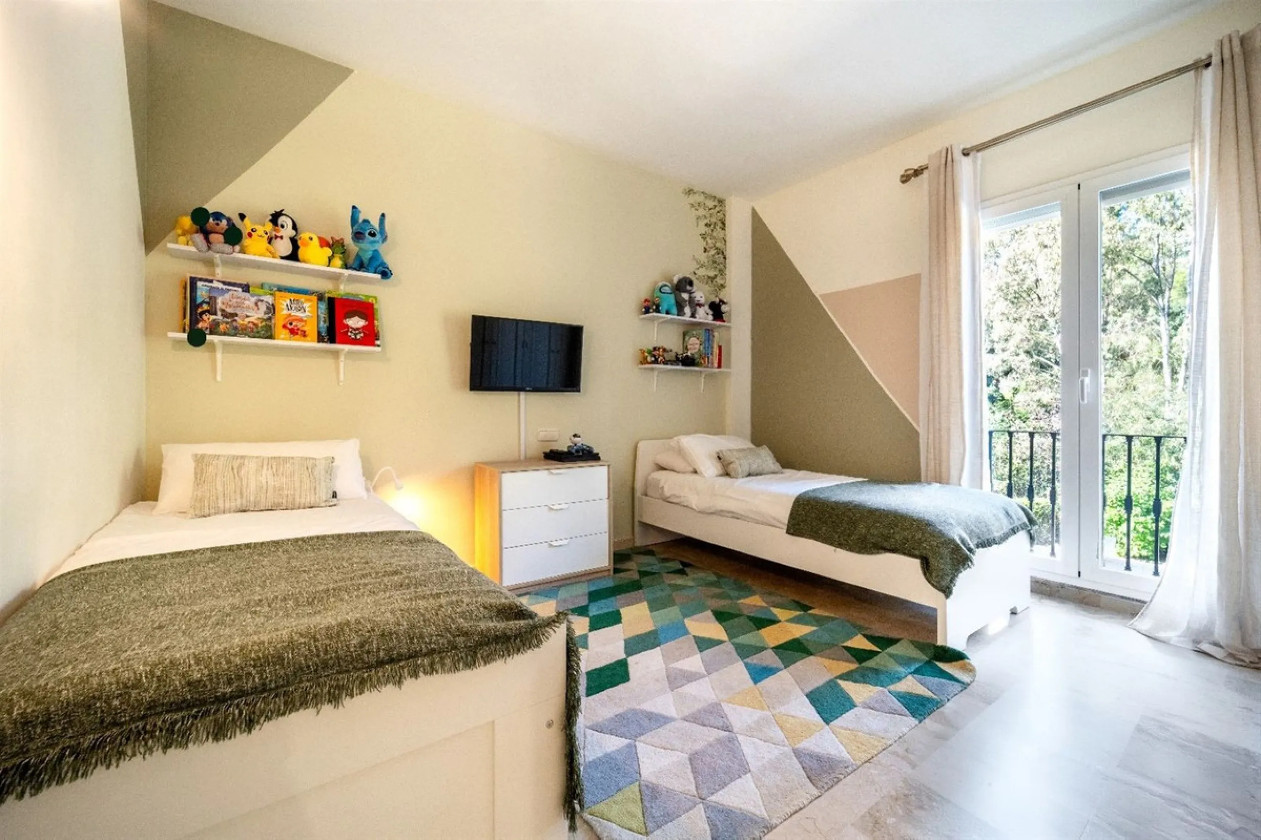 Step into this well kept two level, 3 bedroom, 2.5 bathroom duplex apartment in the exclusive La Quinta area of Benahavis, a true gem offering comfort, privacy, but still with scope for improvement. This well established, gated urbanisation is frontline g