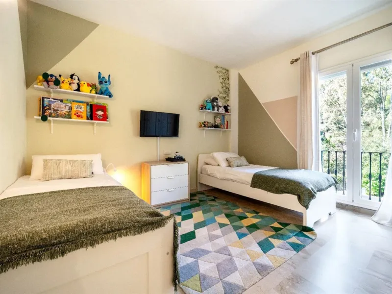 Step into this well kept two level, 3 bedroom, 2.5 bathroom duplex apartment in the exclusive La Quinta area of Benahavis, a true gem offering comfort, privacy, but still with scope for improvement. This well established, gated urbanisation is frontline g