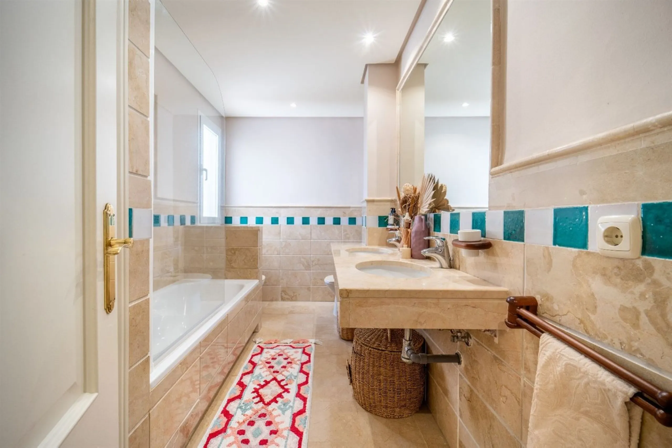 Step into this well kept two level, 3 bedroom, 2.5 bathroom duplex apartment in the exclusive La Quinta area of Benahavis, a true gem offering comfort, privacy, but still with scope for improvement. This well established, gated urbanisation is frontline g