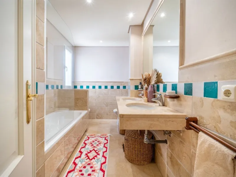 Step into this well kept two level, 3 bedroom, 2.5 bathroom duplex apartment in the exclusive La Quinta area of Benahavis, a true gem offering comfort, privacy, but still with scope for improvement. This well established, gated urbanisation is frontline g