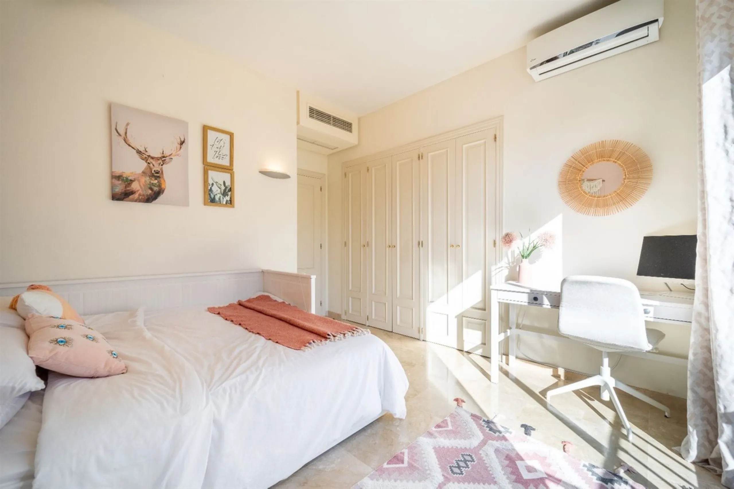 Step into this well kept two level, 3 bedroom, 2.5 bathroom duplex apartment in the exclusive La Quinta area of Benahavis, a true gem offering comfort, privacy, but still with scope for improvement. This well established, gated urbanisation is frontline g