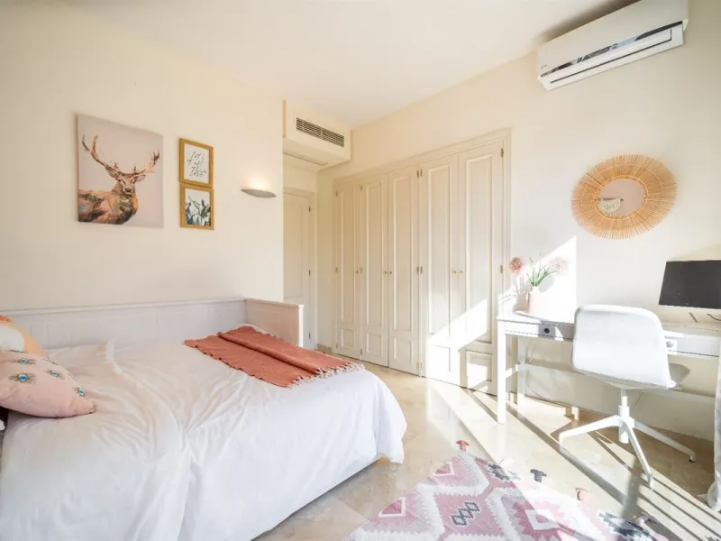 Step into this well kept two level, 3 bedroom, 2.5 bathroom duplex apartment in the exclusive La Quinta area of Benahavis, a true gem offering comfort, privacy, but still with scope for improvement. This well established, gated urbanisation is frontline g