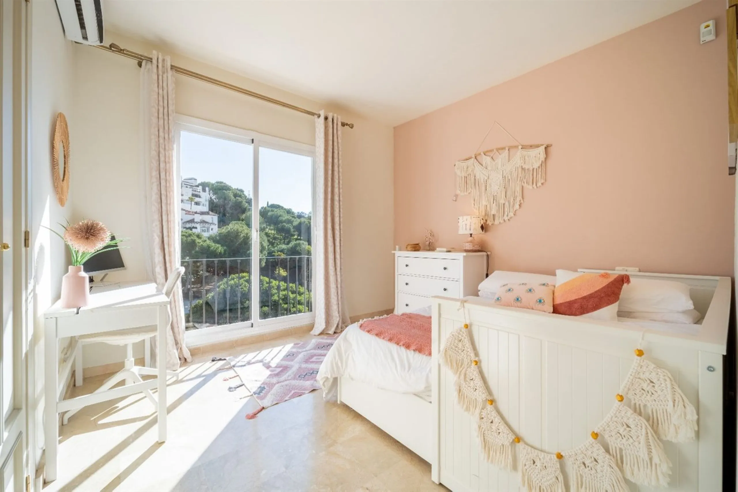Step into this well kept two level, 3 bedroom, 2.5 bathroom duplex apartment in the exclusive La Quinta area of Benahavis, a true gem offering comfort, privacy, but still with scope for improvement. This well established, gated urbanisation is frontline g