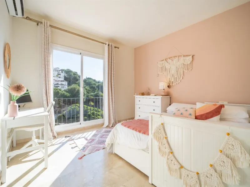 Step into this well kept two level, 3 bedroom, 2.5 bathroom duplex apartment in the exclusive La Quinta area of Benahavis, a true gem offering comfort, privacy, but still with scope for improvement. This well established, gated urbanisation is frontline g