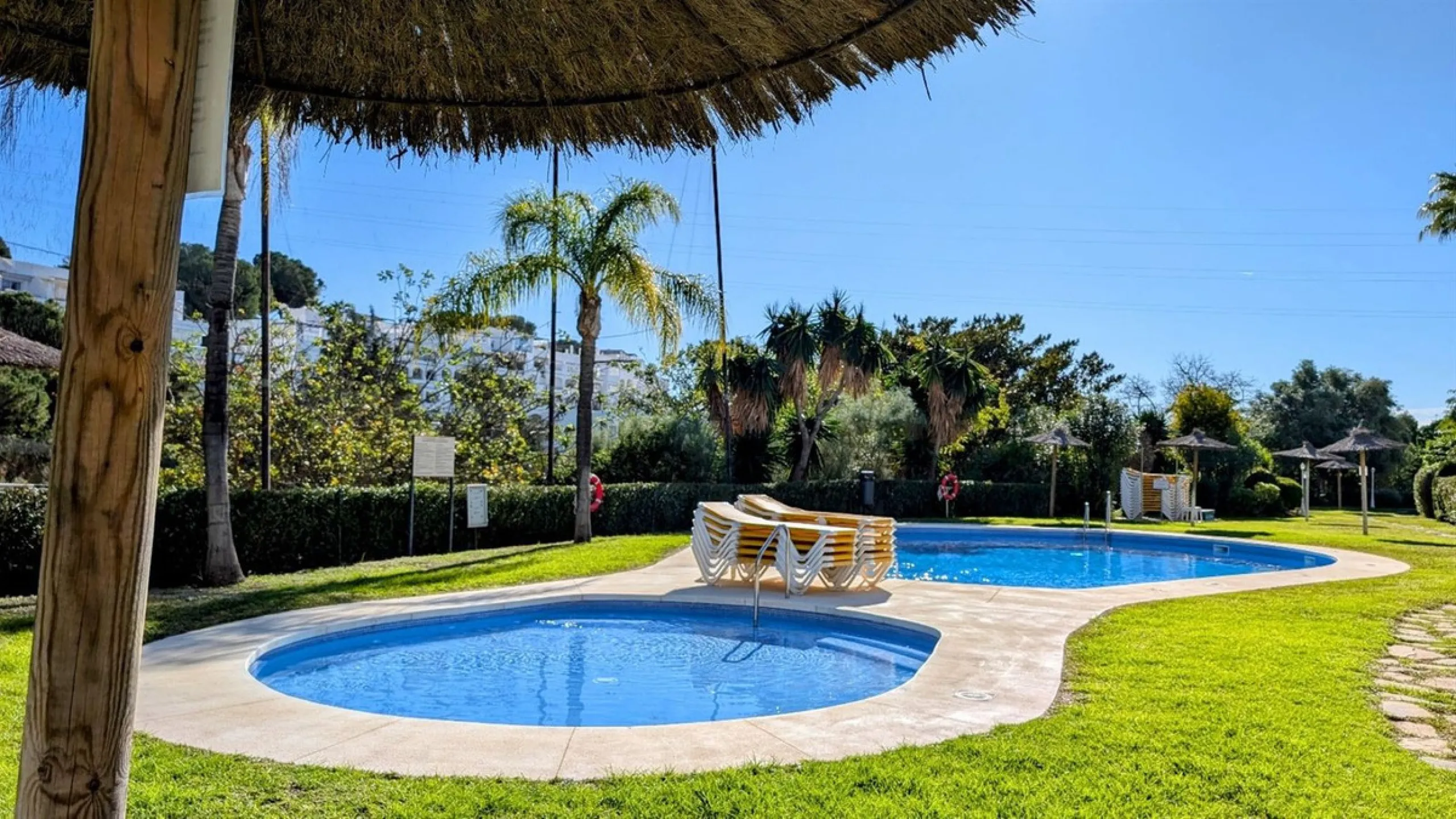 Step into this well kept two level, 3 bedroom, 2.5 bathroom duplex apartment in the exclusive La Quinta area of Benahavis, a true gem offering comfort, privacy, but still with scope for improvement. This well established, gated urbanisation is frontline g