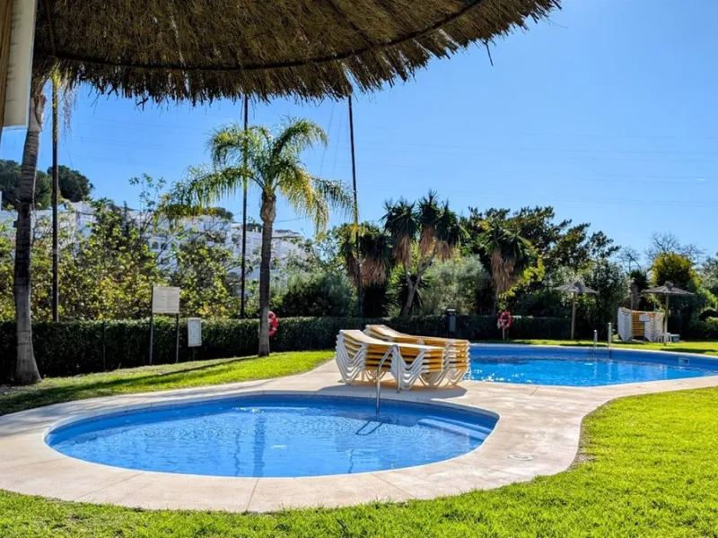 Step into this well kept two level, 3 bedroom, 2.5 bathroom duplex apartment in the exclusive La Quinta area of Benahavis, a true gem offering comfort, privacy, but still with scope for improvement. This well established, gated urbanisation is frontline g