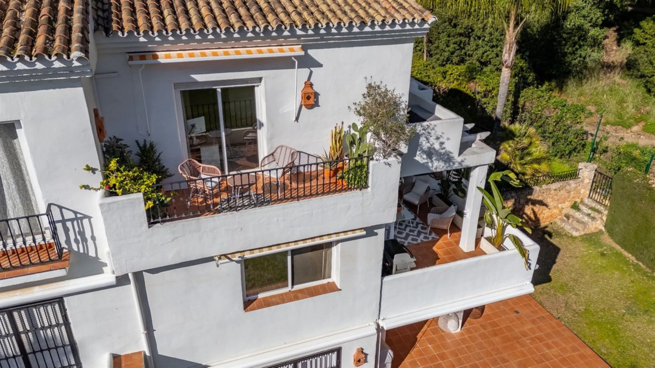 Step into this well kept two level, 3 bedroom, 2.5 bathroom duplex apartment in the exclusive La Quinta area of Benahavis, a true gem offering comfort, privacy, but still with scope for improvement. This well established, gated urbanisation is frontline g